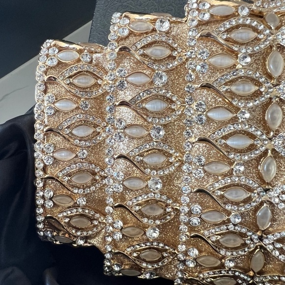 Gold Crystal Stone Clutch with Long Chain ✨✨HP✨✨ - Picture 4 of 16